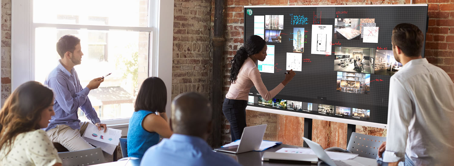 Transforme sus reuniones: persona que colabora con colegas utilizando Reactiv Suite y Optoma IFPD